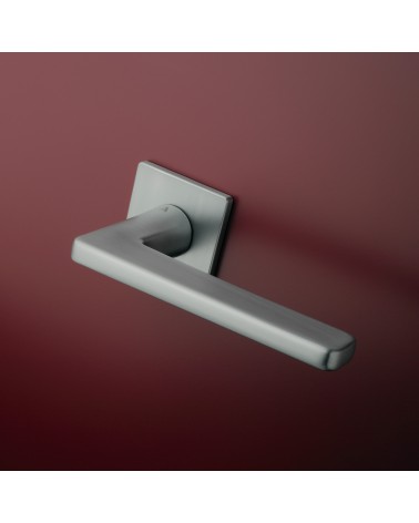 Tirador de puerta cromado satinado SETIA diseño decorativo montado en una puerta