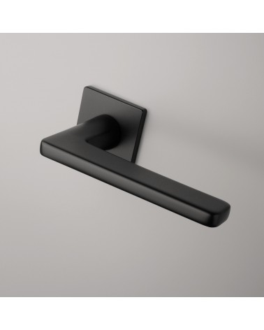 Manilla de puerta negra SETIA manilla de diseño montada en una puerta