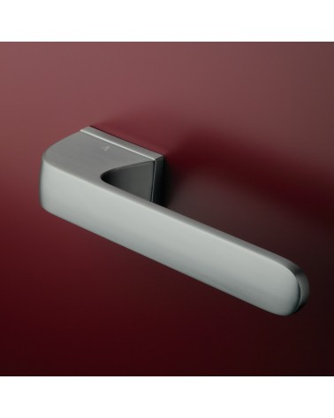 Tirador de puerta cromo satinado PLUMERIA tirador de diseño montado en una puerta