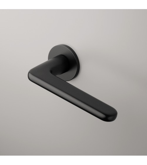 Tirador de puerta negra LIRA diseño