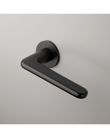 Manilla de puerta negra LIRA manilla de diseño montada en una puerta