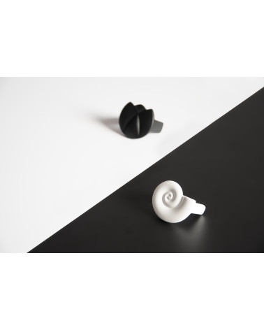 Tirador de mueble CALDO tirador de diseño dispuesto sobre un fondo bicolor