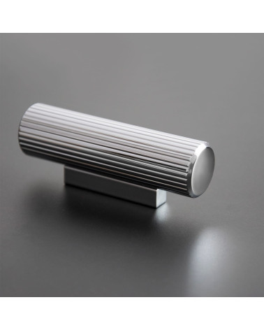 Tirador de mueble cromado brillante AVANTI en T diseño presentado sobre un fondo gris