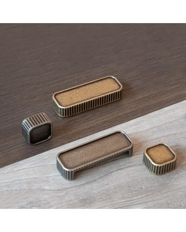 Tirador de mueble WEGA tirador de diseño colocado sobre una placa de madera