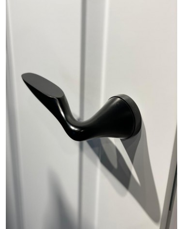 Palanca de puerta negra DOUCE palanca de diseño vista superior inclinada montada en una puerta