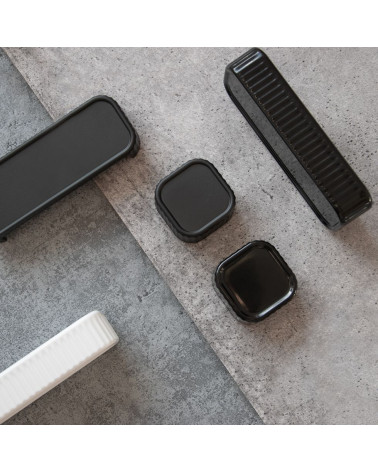 Tirador de mueble WEGA tirador de diseño colocado sobre una superficie gris