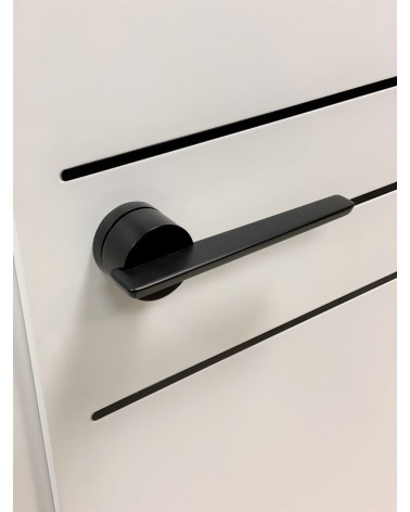 Tirador de puerta negro JUMELLE tirador de diseño vista superior inclinada montado en una puerta
