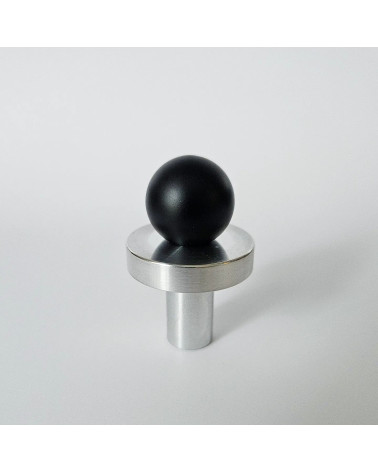 Botón de mueble negro/cromo pulido POLA diseño vista de frente ligeramente inclinada