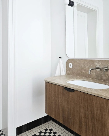 Botón de mueble negro/cromo pulido POLA diseño instalado en un cuarto de baño