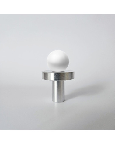 Botón de mueble en latón POLA WHITE tirador de diseño vista frontal sobre fondo gris