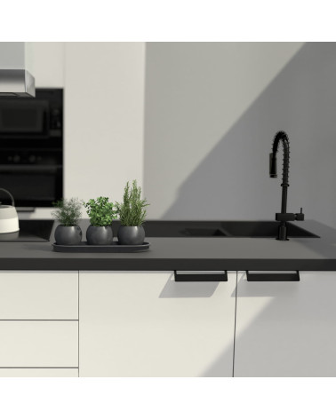 Tirador de mueble negro mate PRATO-2 tirador de diseño montado en un mueble de cocina