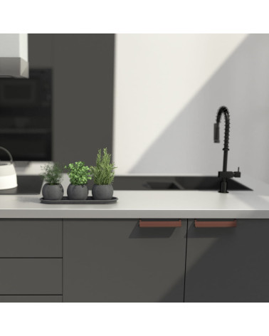 Tirador de mueble cobre envejecido PRATO-2 tirador de diseño montado en un mueble de cocina
