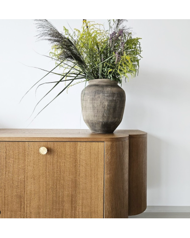 Botón de mueble oro pulido LEXI tirador de diseño modelo pequeño instalado en un mueble