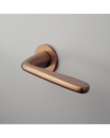 Manija de puerta cobre HIACYNTA manija de diseño montada en una puerta