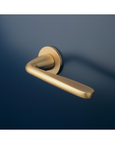 Manija de puerta HIACYNTA oro mate manija de diseño montada en una puerta