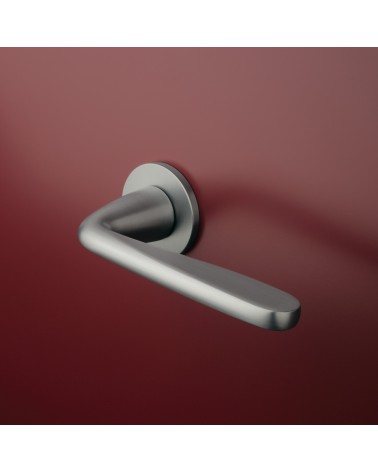 Tirador de puerta cromo satinado HIACYNTA manilla diseño montada en una puerta