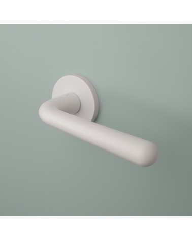 Tirador de puerta blanca mate IRGA herraje de diseño montada en una puerta