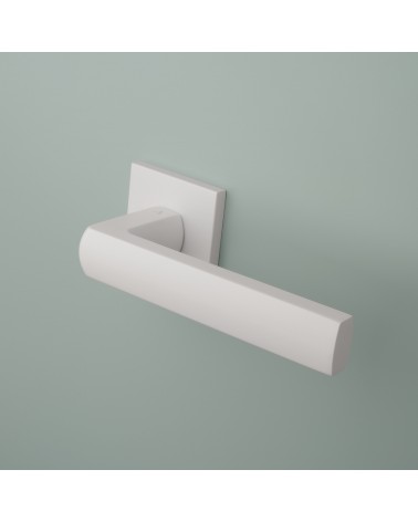 Tirador de puerta blanca HOSTA herrajes design montado en una puerta