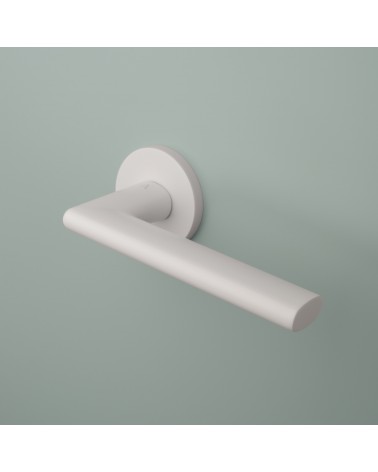 Manilla de puerta blanca KALMIA diseño montada en una puerta