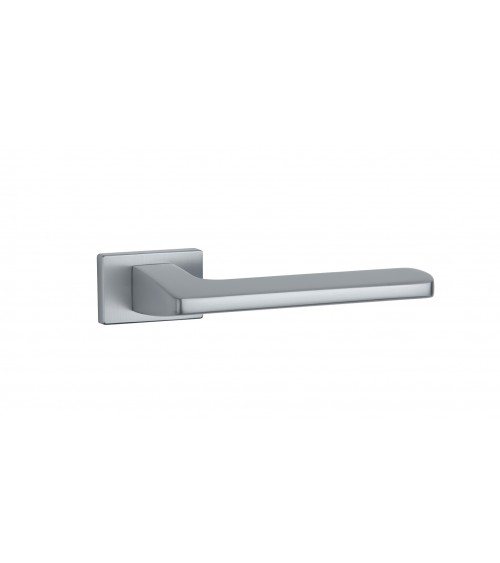 Tirador de puerta cromo satinado YUKA tirador de diseño