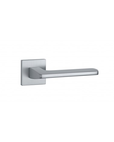 Tirador de puerta cromo satinado YUKA ferretería de diseño