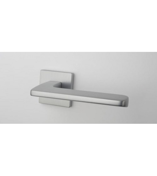 Tirador de puerta cromo satinado YUKA ferretería de diseño
