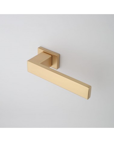 Tirador de puerta oro mate PINA diseño decorativo vista superior inclinada montada en una puerta