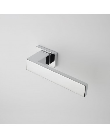 Tirador de puerta cromo pulido PINA tirador de diseño vista superior inclinada montada en una puerta