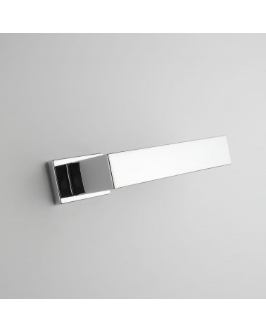 Palanca de puerta PINA palanca de diseño cromo pulido vista inferior inclinada montada en una puerta