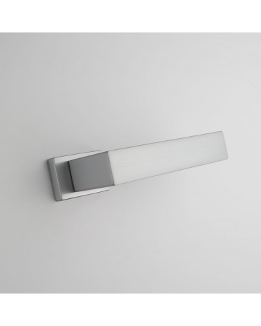 Tirador de puerta cromo satinado PINA tirador de diseño vista desde abajo inclinada montada en una puerta