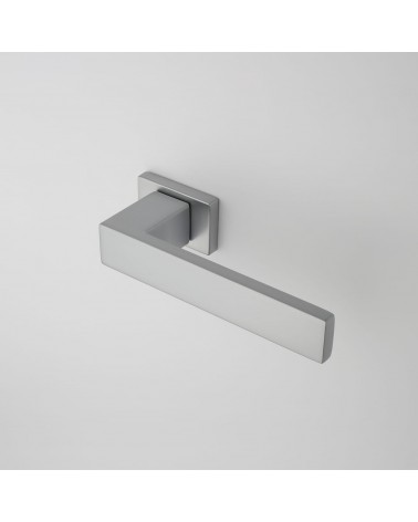 Palanca de puerta cromo satinado PINA palanca de diseño vista superior inclinada montada en una puerta