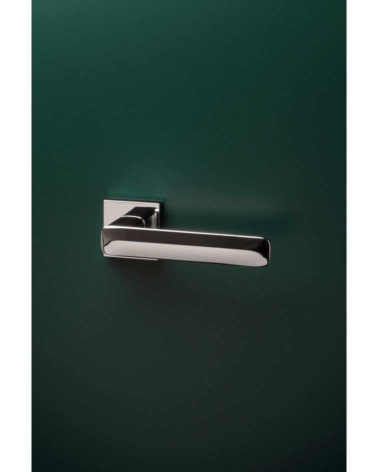 Tirador de puerta STELLA cromado pulido, diseño, montado en una puerta