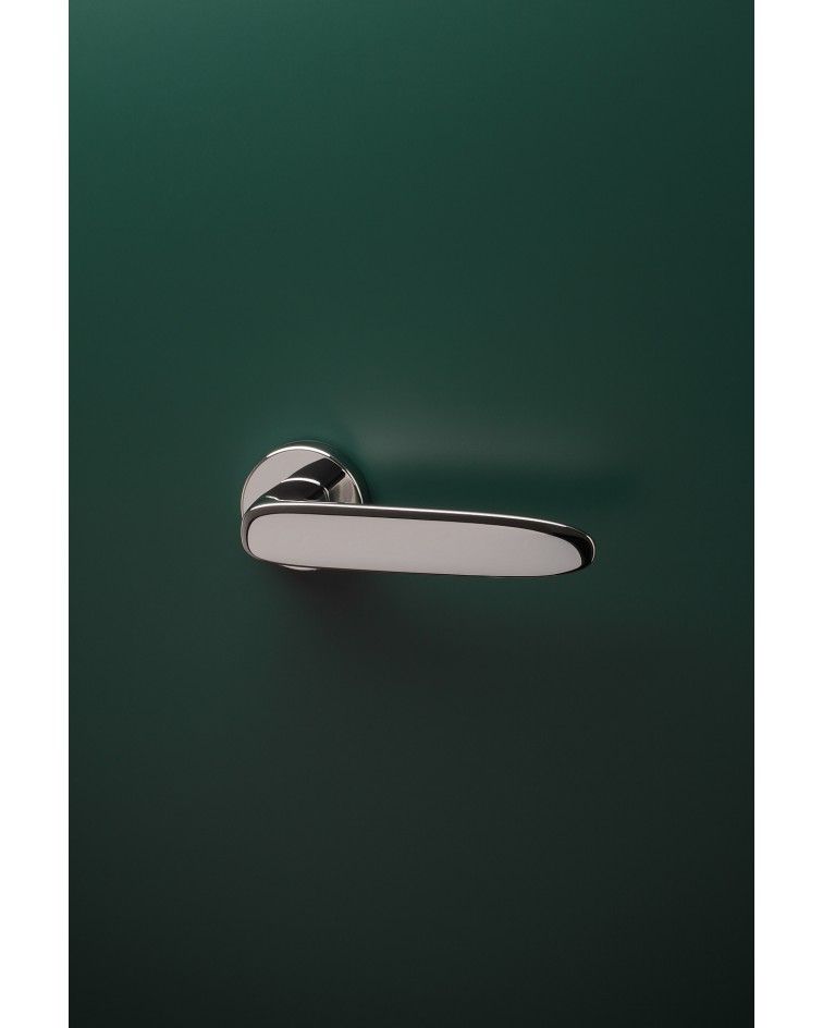 Manilla de puerta cromo pulido ROSA diseño decorativo montada en una puerta