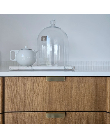 Tirador de mueble oro mate EDIT EDGE diseño vista frontal instalado en un cajón