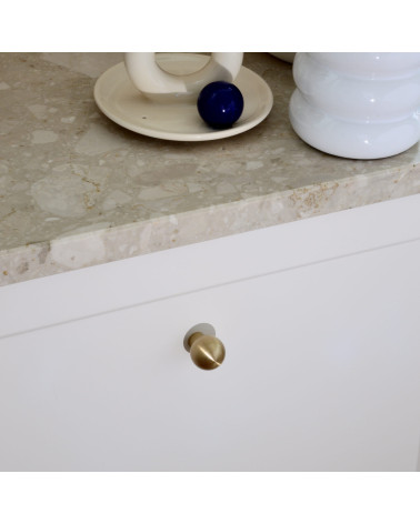 Tirador de mueble de latón Boule diseño montado en un mueble