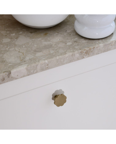 Tirador de mueble de latón Fleur 08 diseño montado en un cajón