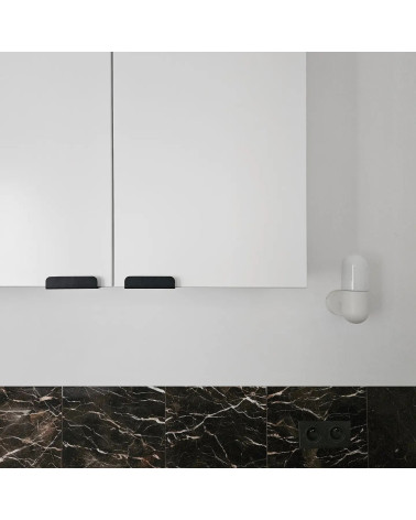 Tirador de mueble negro EDIT diseño instalado en un mueble