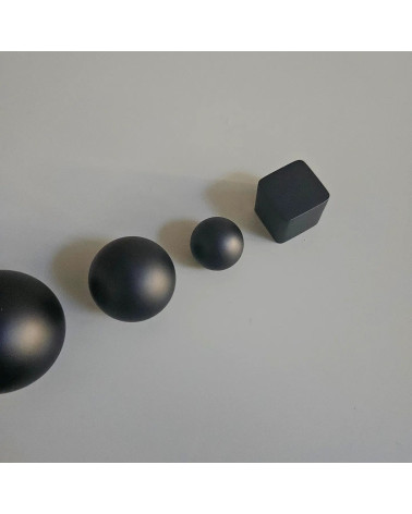 Botón de mueble en latón ODETE BLACK tirador de diseño visto desde arriba alineados en diagonal