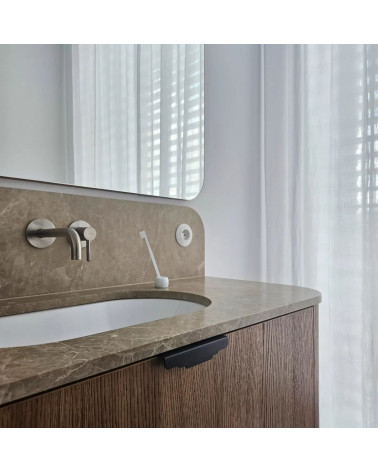Tirador de mueble en latón KARLA BLACK tirador de diseño vista en zoom