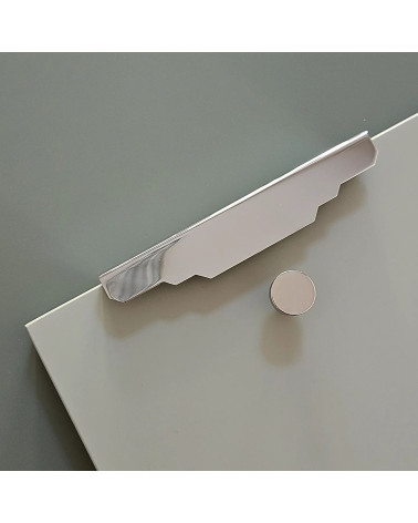 Tirador de mueble en cromo pulido KARLA CR tirador de diseño visto en ángulo inclinado