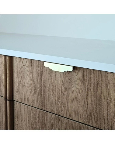Tirador de mueble en cromo pulido KARLA CR tirador de diseño instalado en un mueble