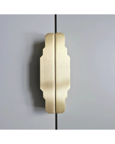 Tirador de mueble en latón cepillado Karla Edge tirador para dormitorio colocado verticalmente vista en zoom