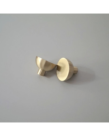 Botón de mueble en oro pulido LUNA M tirador de diseño colocado sobre una placa