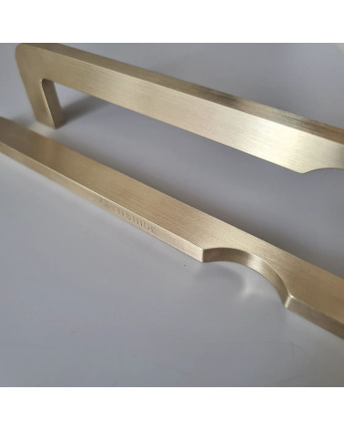 Tirador de mueble en latón ISA DOT tirador de diseño vista en zoom sobre la acanaladura