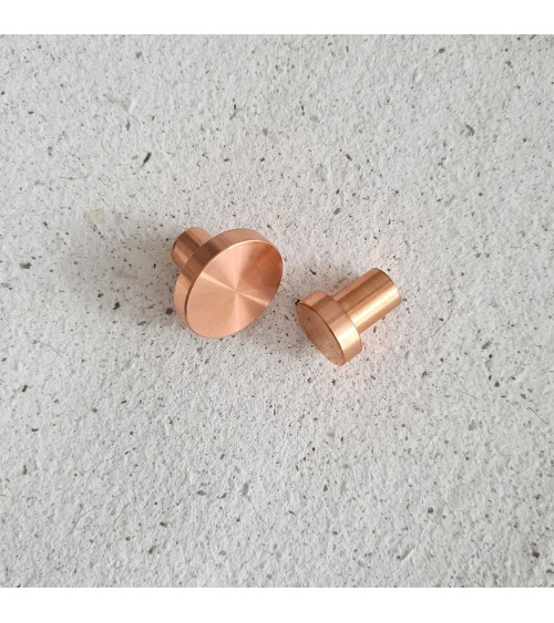 Botón de mueble en latón NENA M diseño