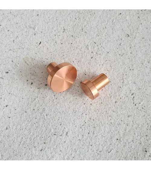Botón de mueble en latón NENA M diseño