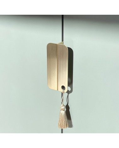 Tirador de mueble en latón EDIT EDGE tirador de diseño visto en ángulo inclinado