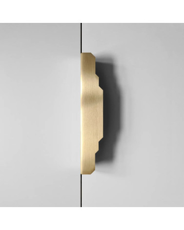 Tirador de mueble en latón cepillado Karla Edge tirador para dormitorio colocado verticalmente sobre un mueble