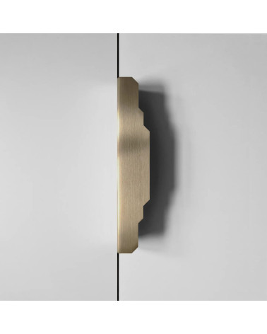 Tirador de mueble de latón KARLA LACK tirador de diseño fijado verticalmente sobre un fondo