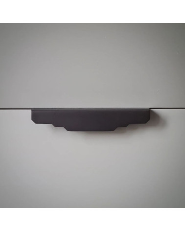 Tirador de mueble de latón KARLA BLACK tirador de diseño fijado sobre una superficie clara